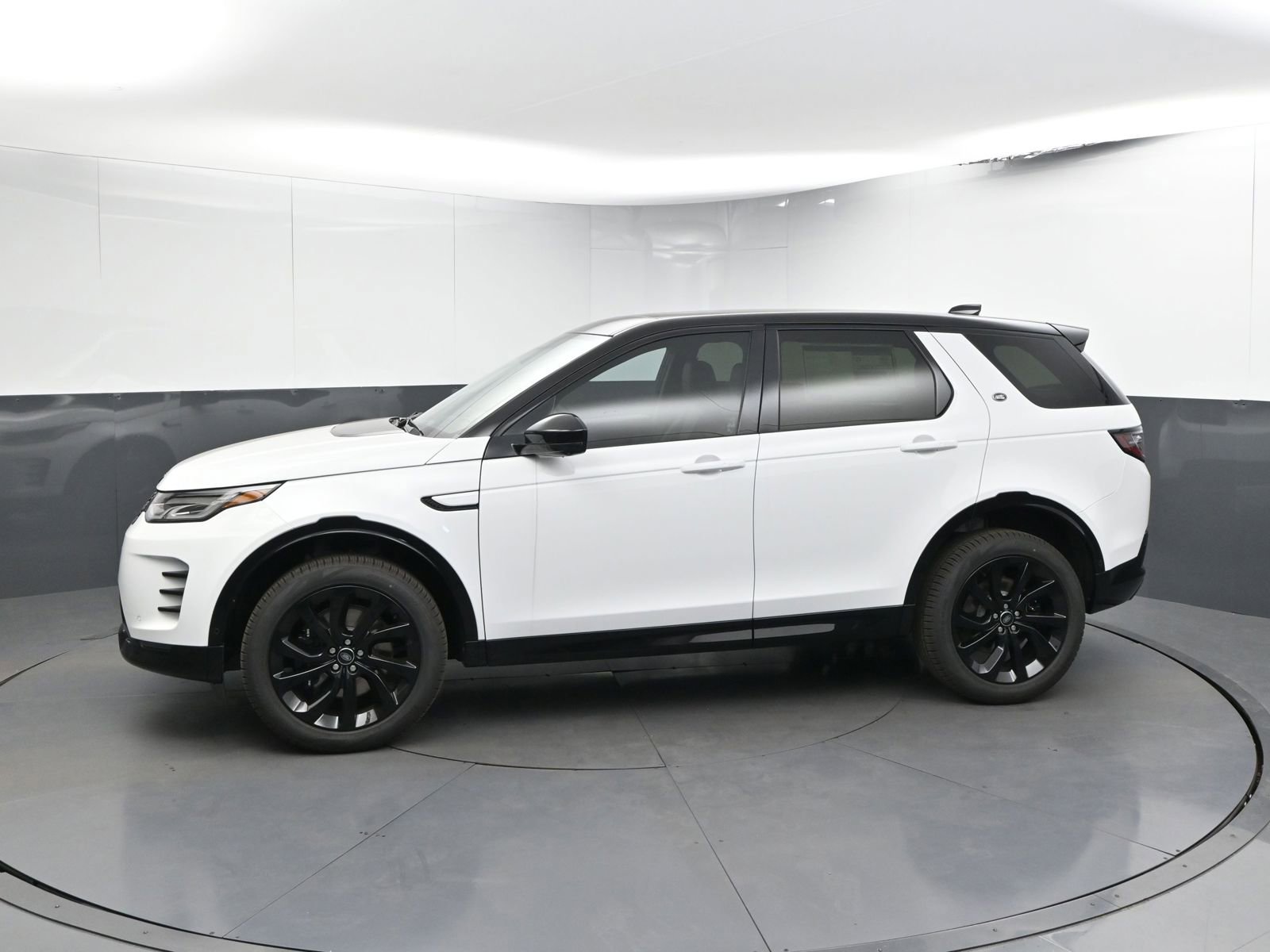 New 2025 Land Rover Discovery Sport Dynamic SE image 2