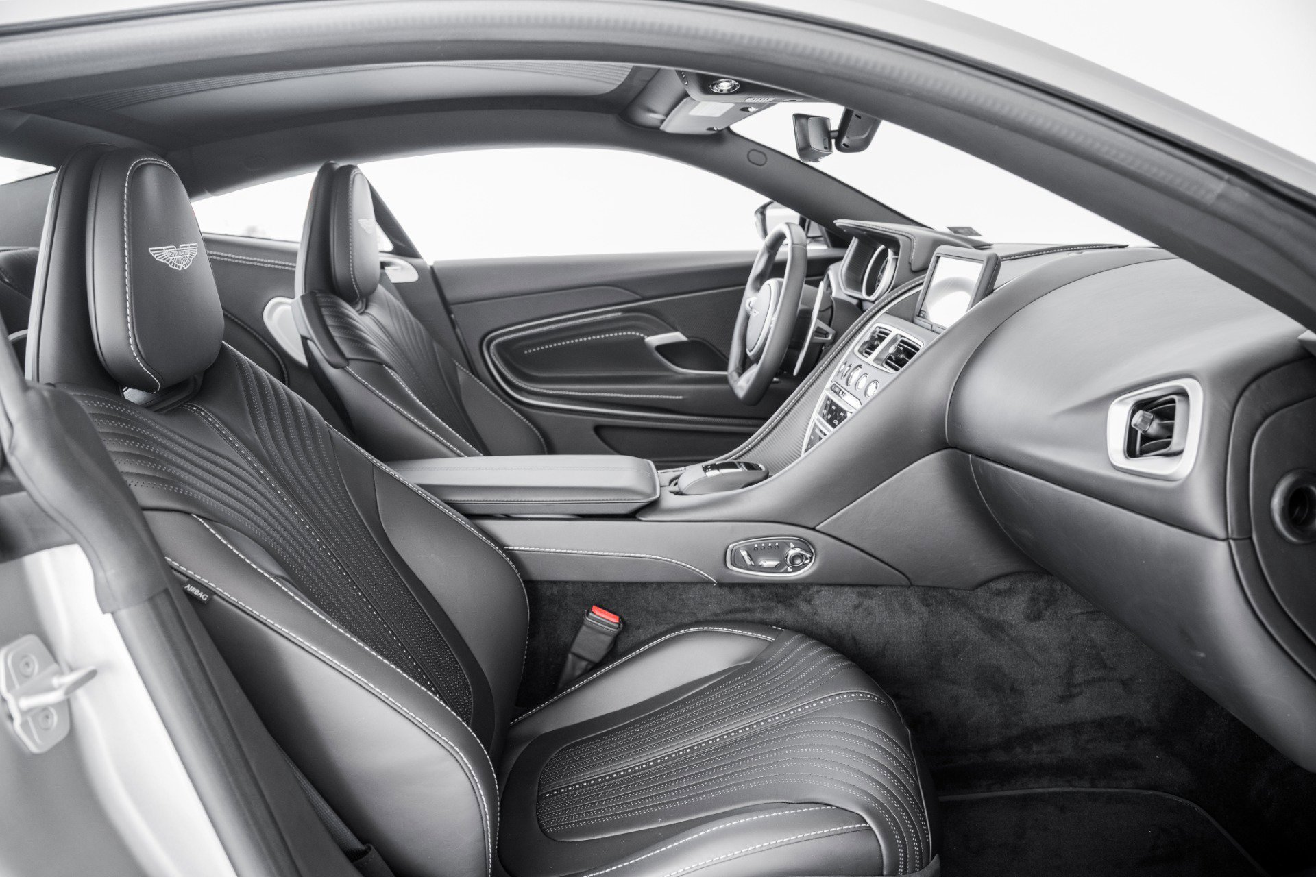 Used 2023 Aston Martin DB11 Coupe image 12