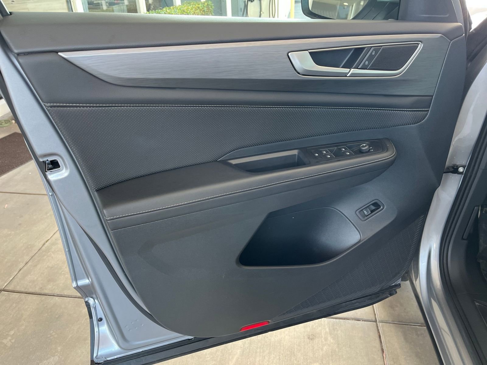 Used 2025 Volkswagen Atlas Cross Sport SE image 20