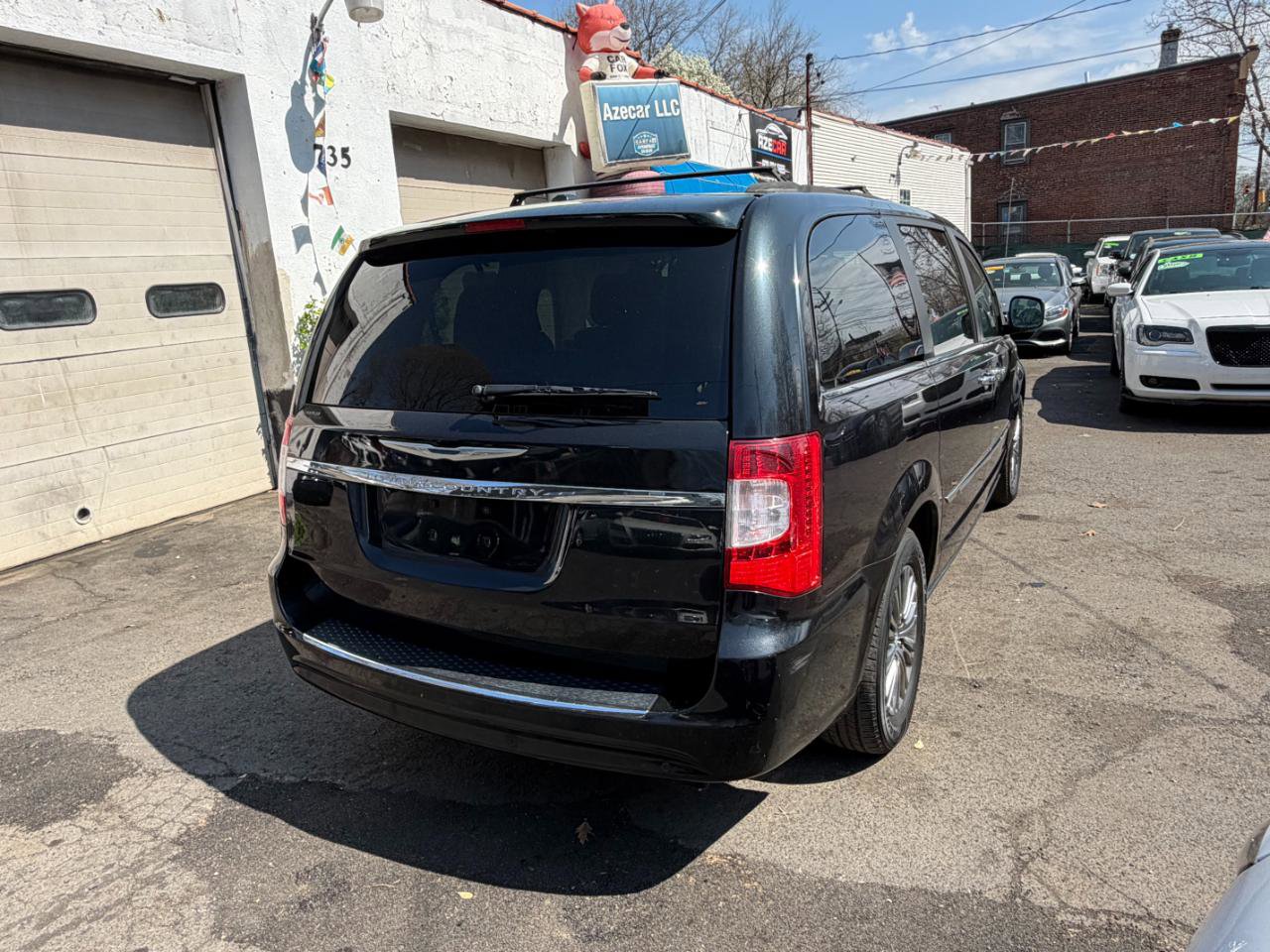 Used 2014 Chrysler Town & Country Touring-L w/ Driver Convenience Group image 8