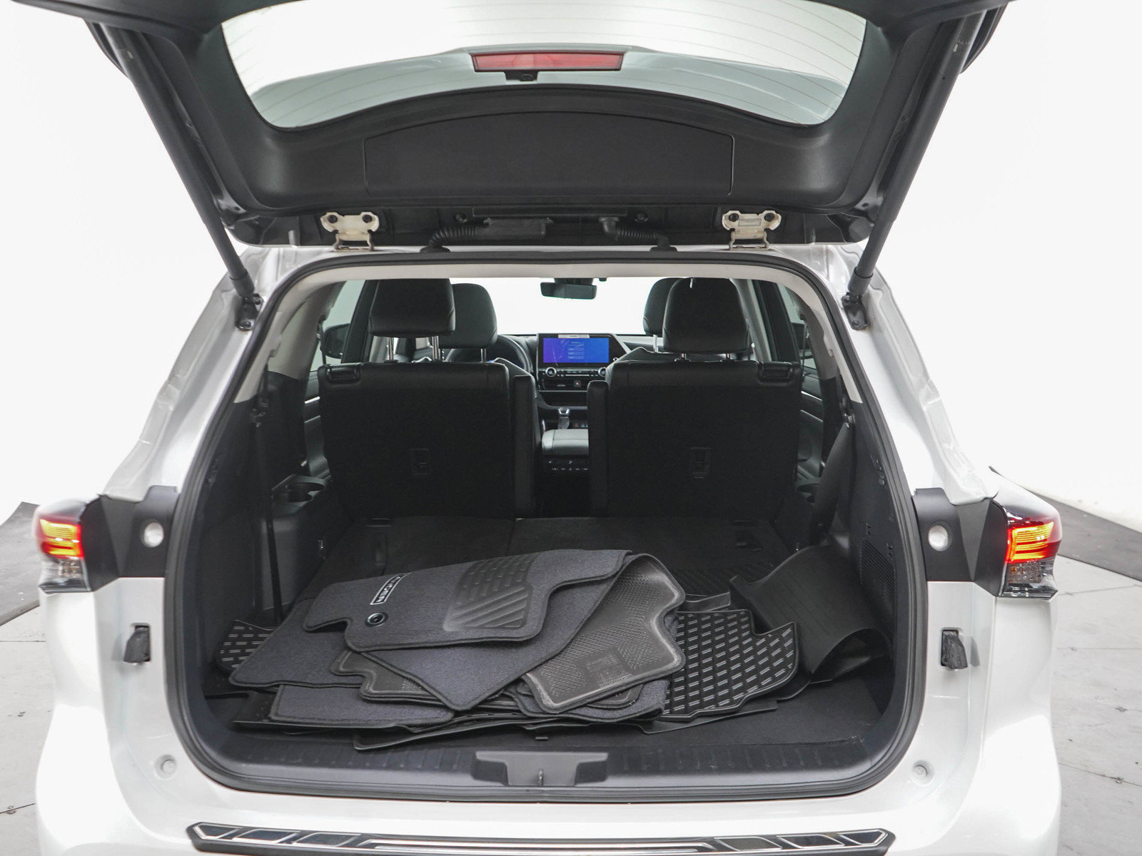 Used 2025 Toyota Highlander Platinum AWD/4WD image 16