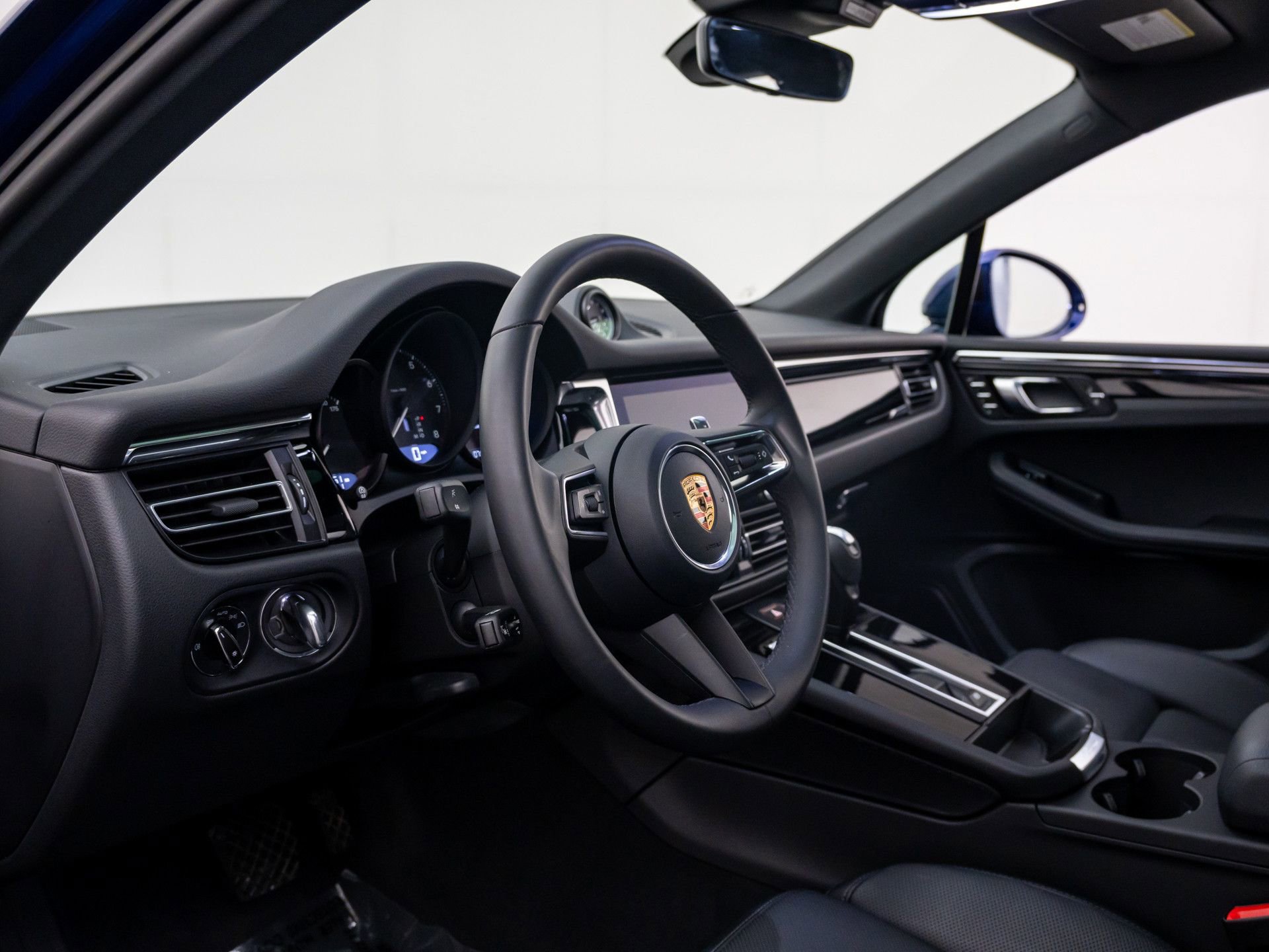 Certified 2026 Porsche Macan AWD/4WD image 4