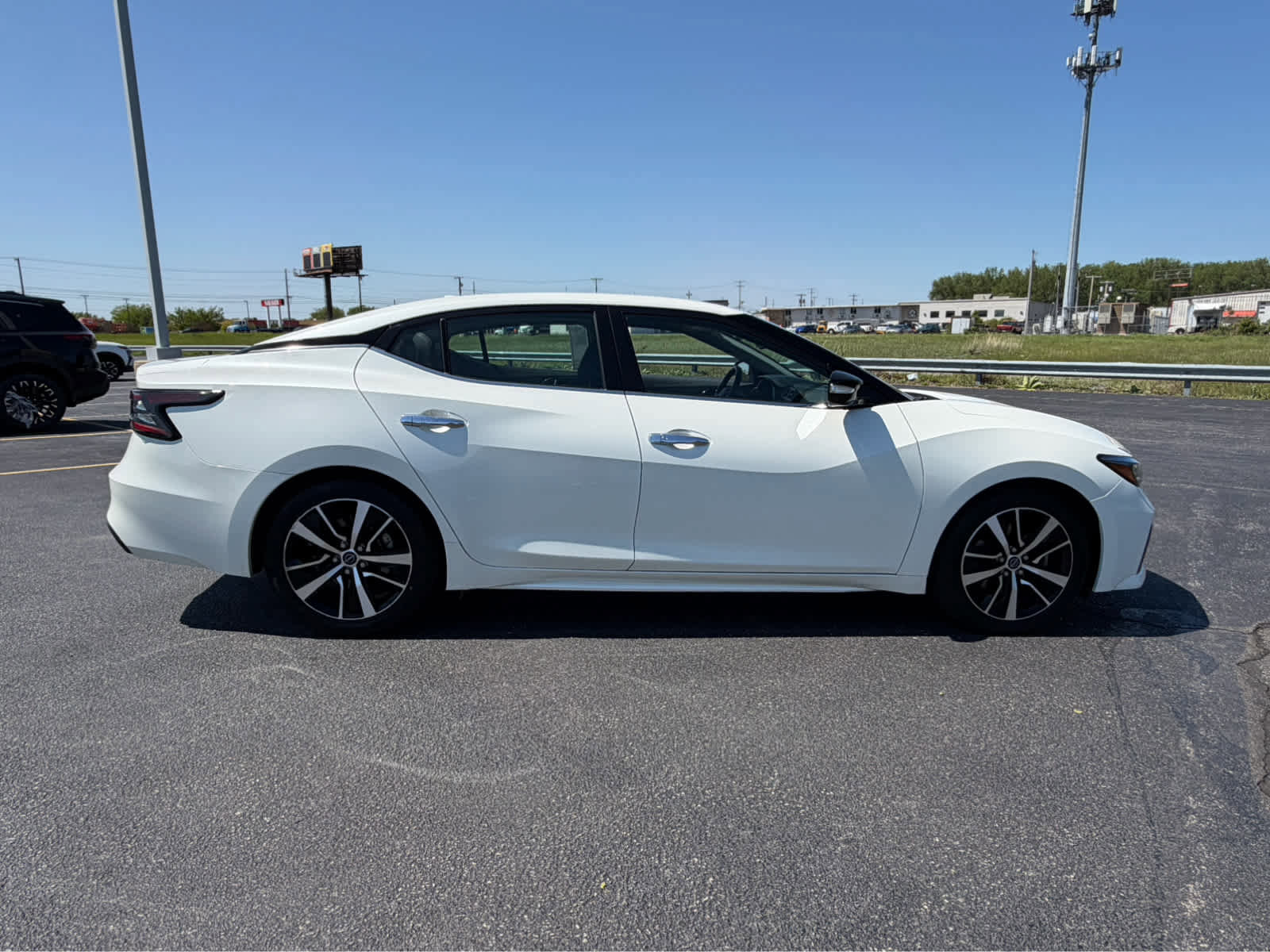 Used 2023 Nissan Maxima SV w/ Floor Mat Group FWD image 9