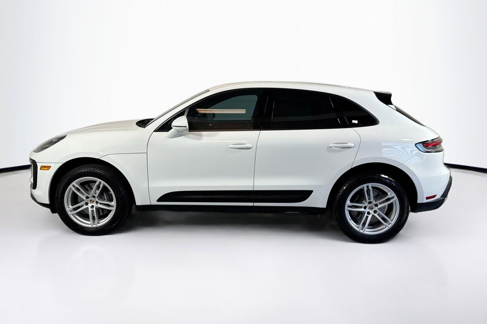 Used 2024 Porsche Macan w/ Premium Plus Package image 8