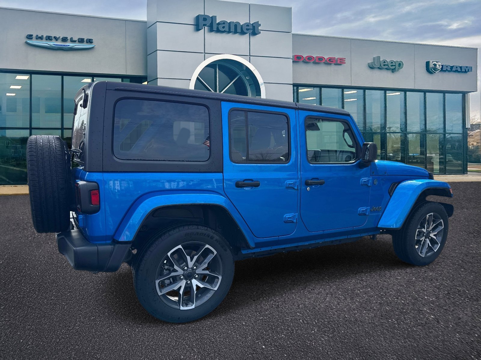 Used 2024 Jeep Wrangler Unlimited w/ Convenience Group AWD/4WD image 2