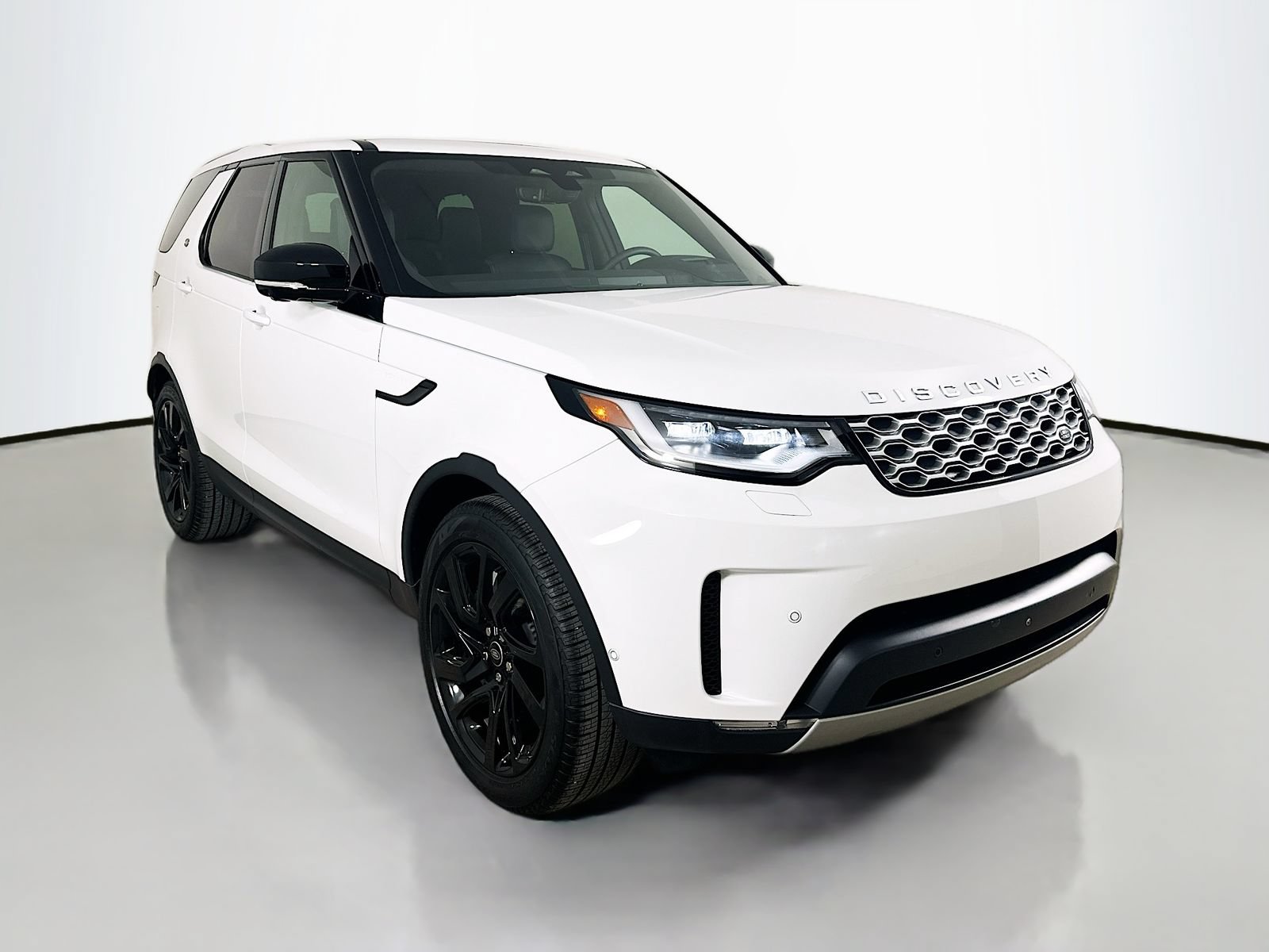 Used 2025 Land Rover Discovery S AWD/4WD image 3