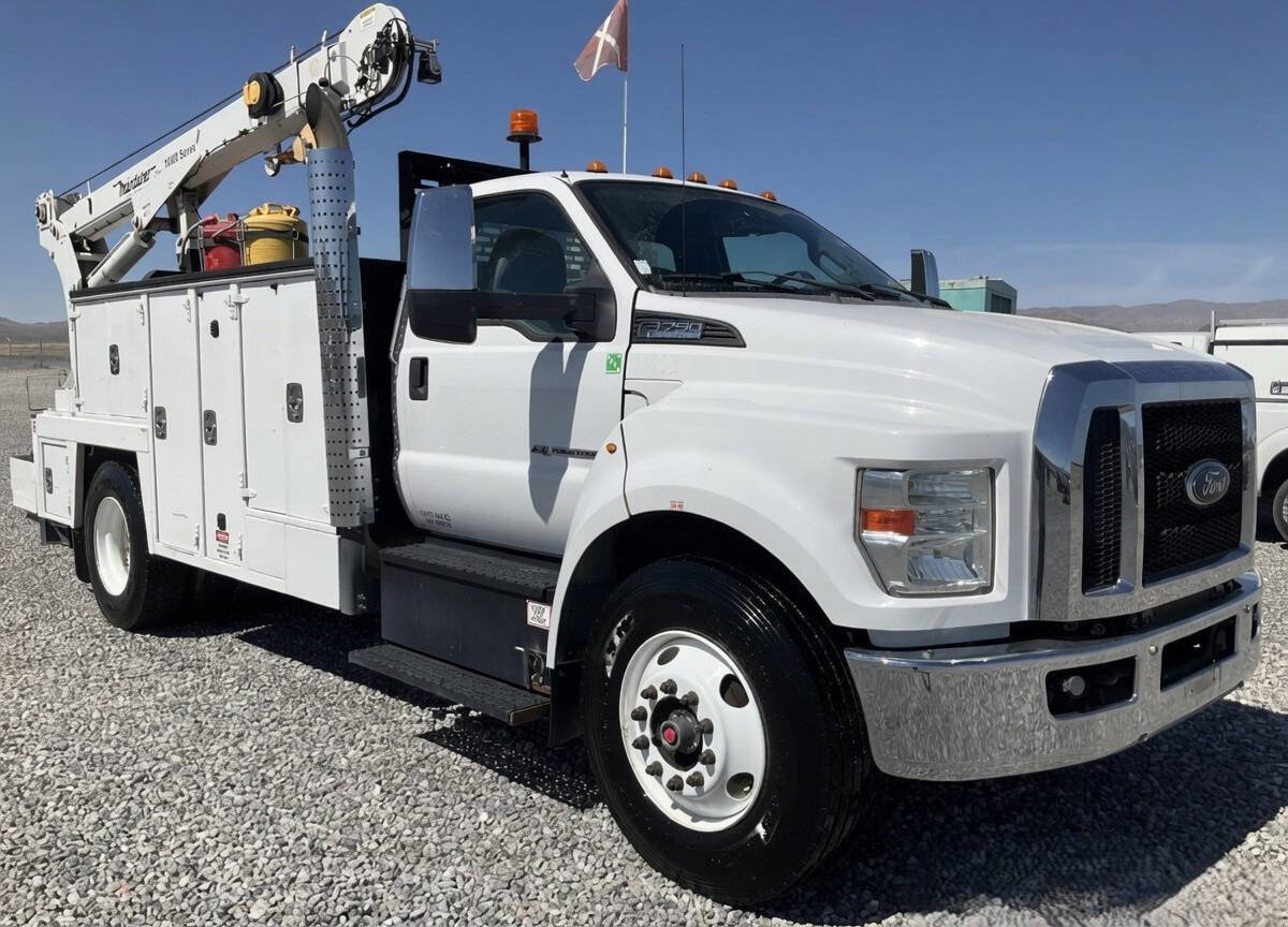 Used 2017 Ford F750 2WD Regular Cab Super Duty image 2