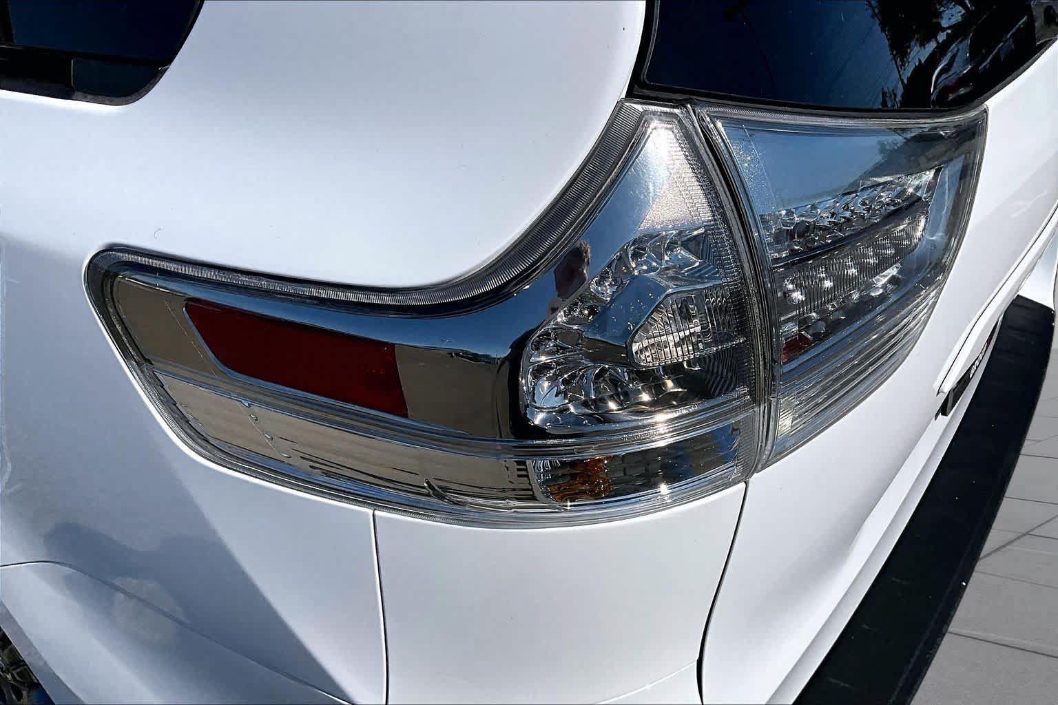 Used 2017 Toyota Sienna SE w/ SE Preferred Package FWD image 28