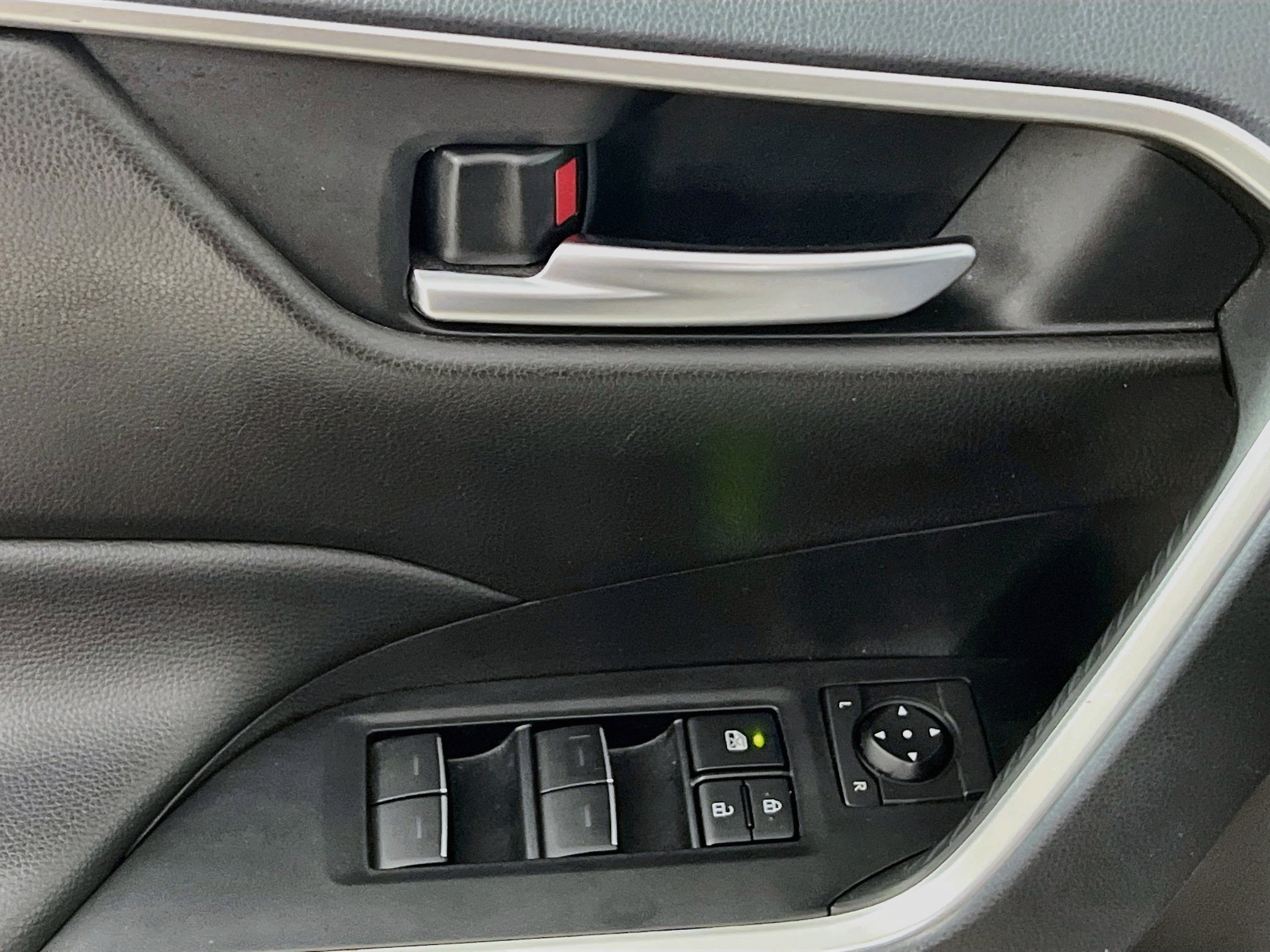 Used 2025 Toyota RAV4 XLE FWD image 17