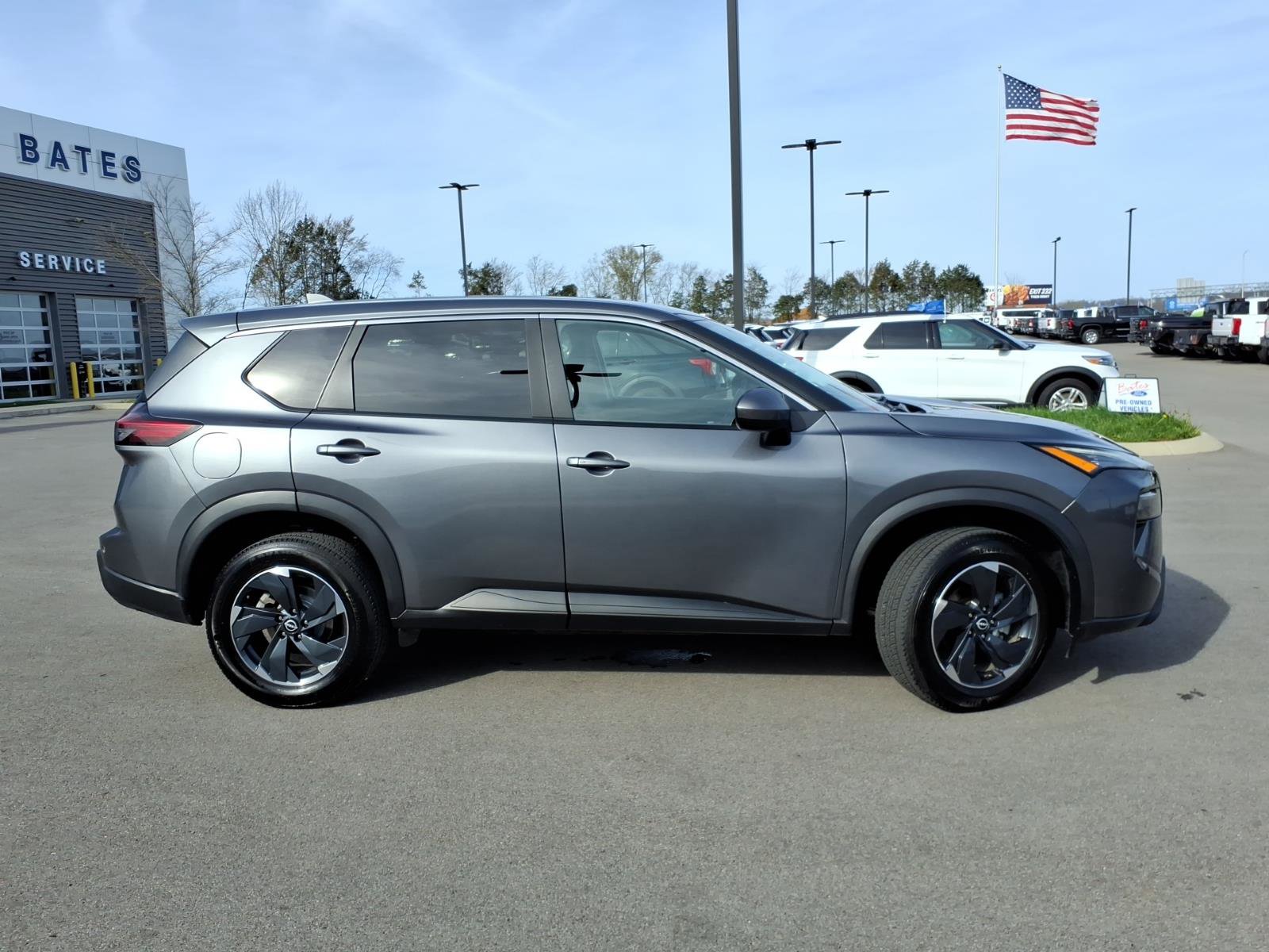 Used 2024 Nissan Rogue SV image 2