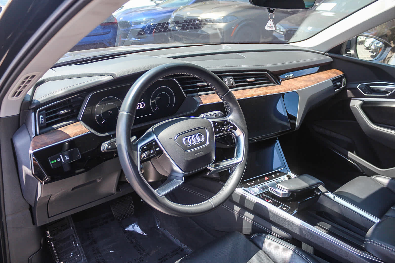 Used 2019 Audi e-tron Prestige w/ Prestige Package AWD/4WD image 16