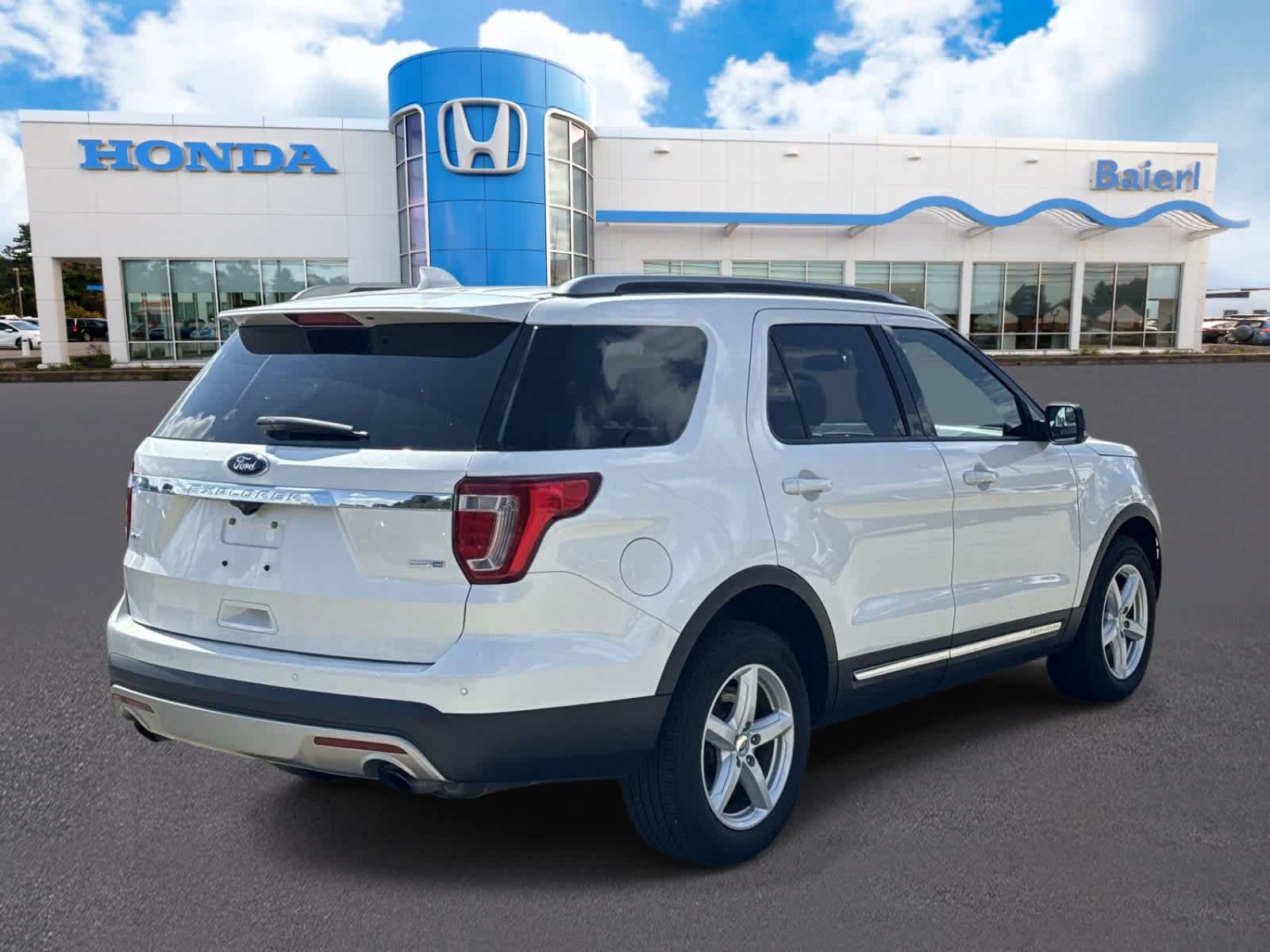 Used 2016 Ford Explorer XLT w/ Equipment Group 202A AWD/4WD image 5