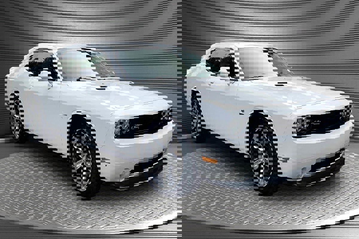 Used 2014 Dodge Challenger SXT RWD image 1