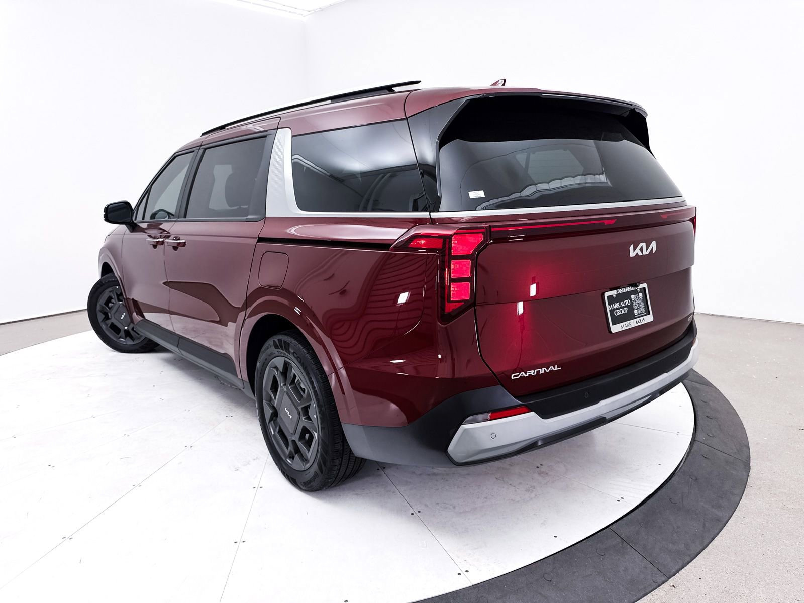 Certified 2025 Kia Carnival EX image 2