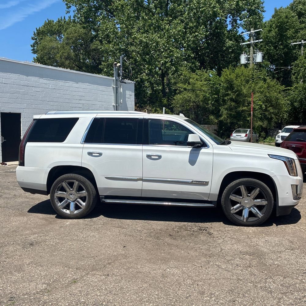 Used 2017 Cadillac Escalade Luxury AWD/4WD image 3