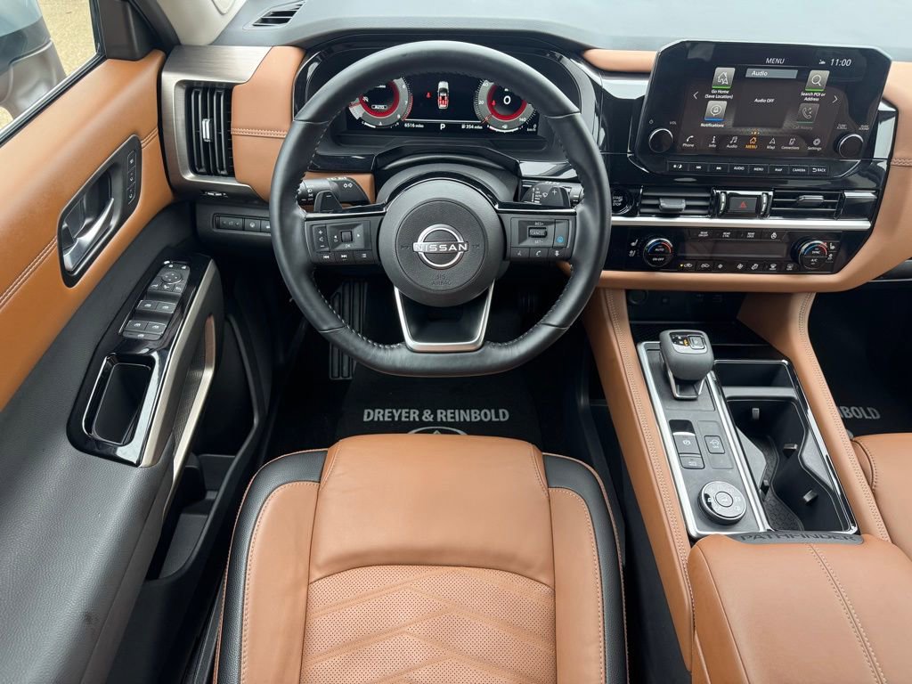 Used 2025 Nissan Pathfinder Platinum image 18