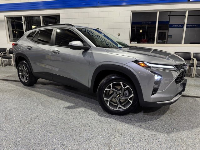 Used 2024 Chevrolet Trax LT w/ Sunroof Package image 2