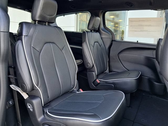 New 2027 Chrysler Pacifica Limited w/ Family Tech Group AWD/4WD image 20