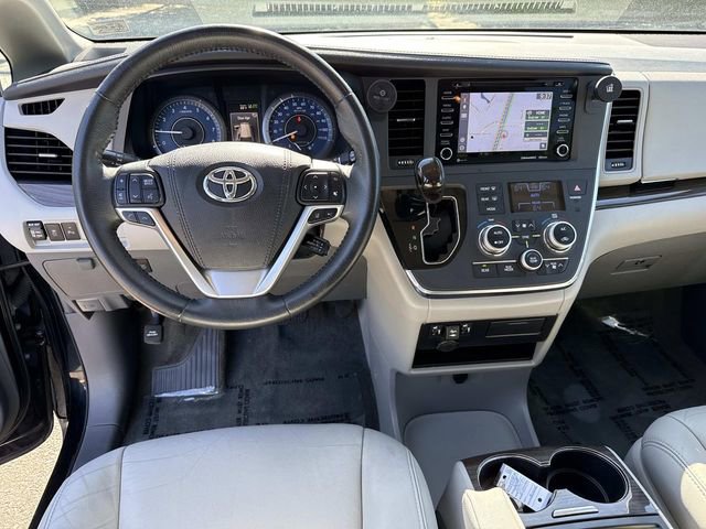 Used 2018 Toyota Sienna XLE w/ XLE Navigation Package FWD image 18