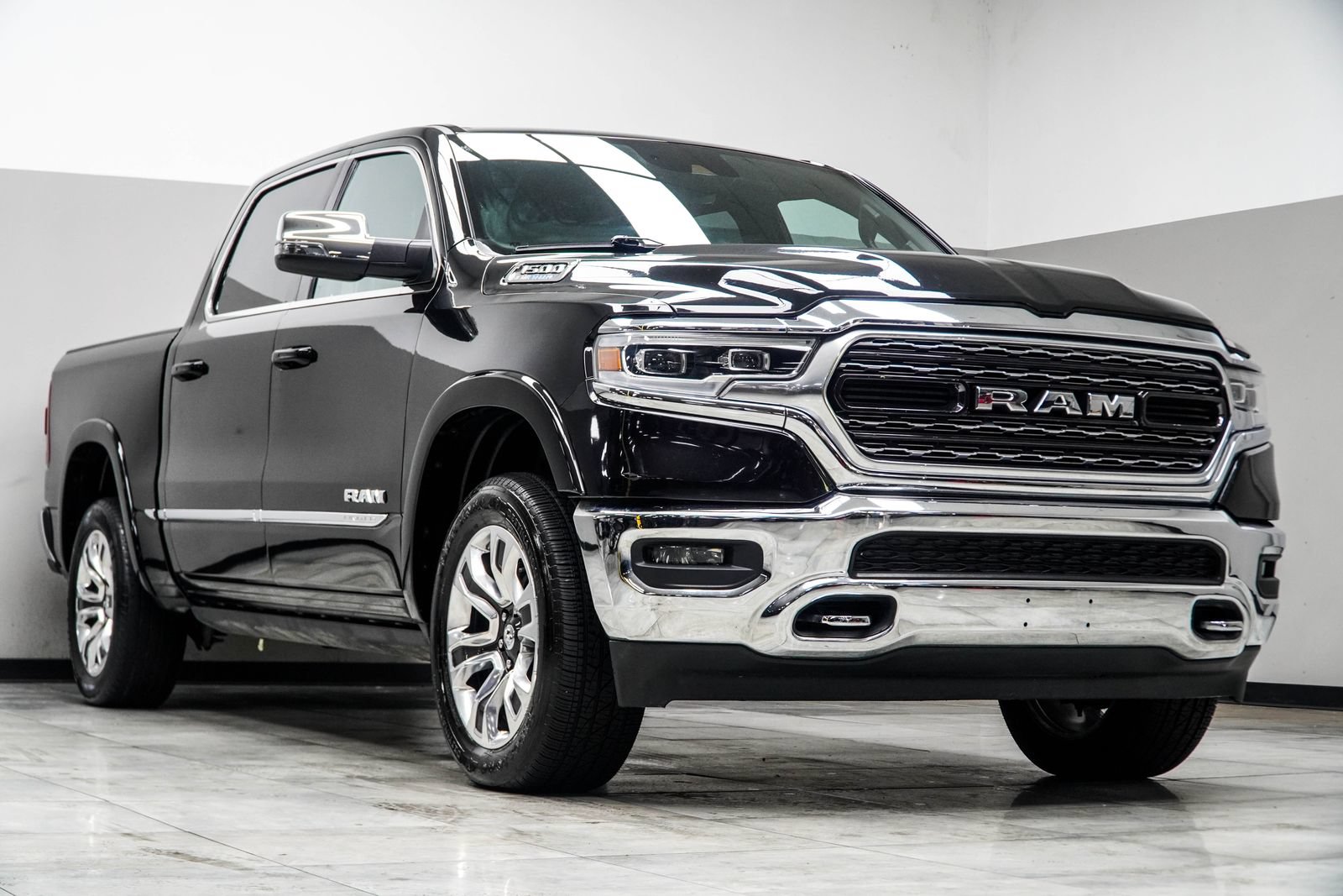 Used 2023 RAM 1500 Limited AWD/4WD image 4