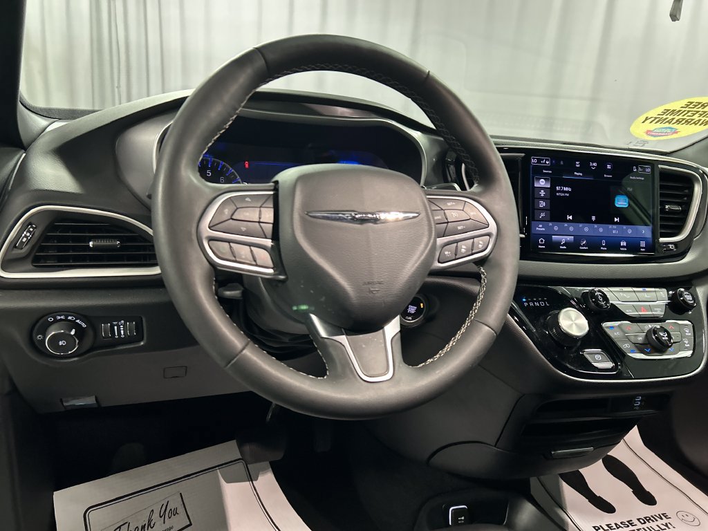 Used 2026 Chrysler Pacifica Select FWD image 15