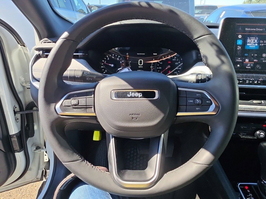 Used 2025 Jeep Compass Latitude w/ Sun & Sound Group AWD/4WD image 9