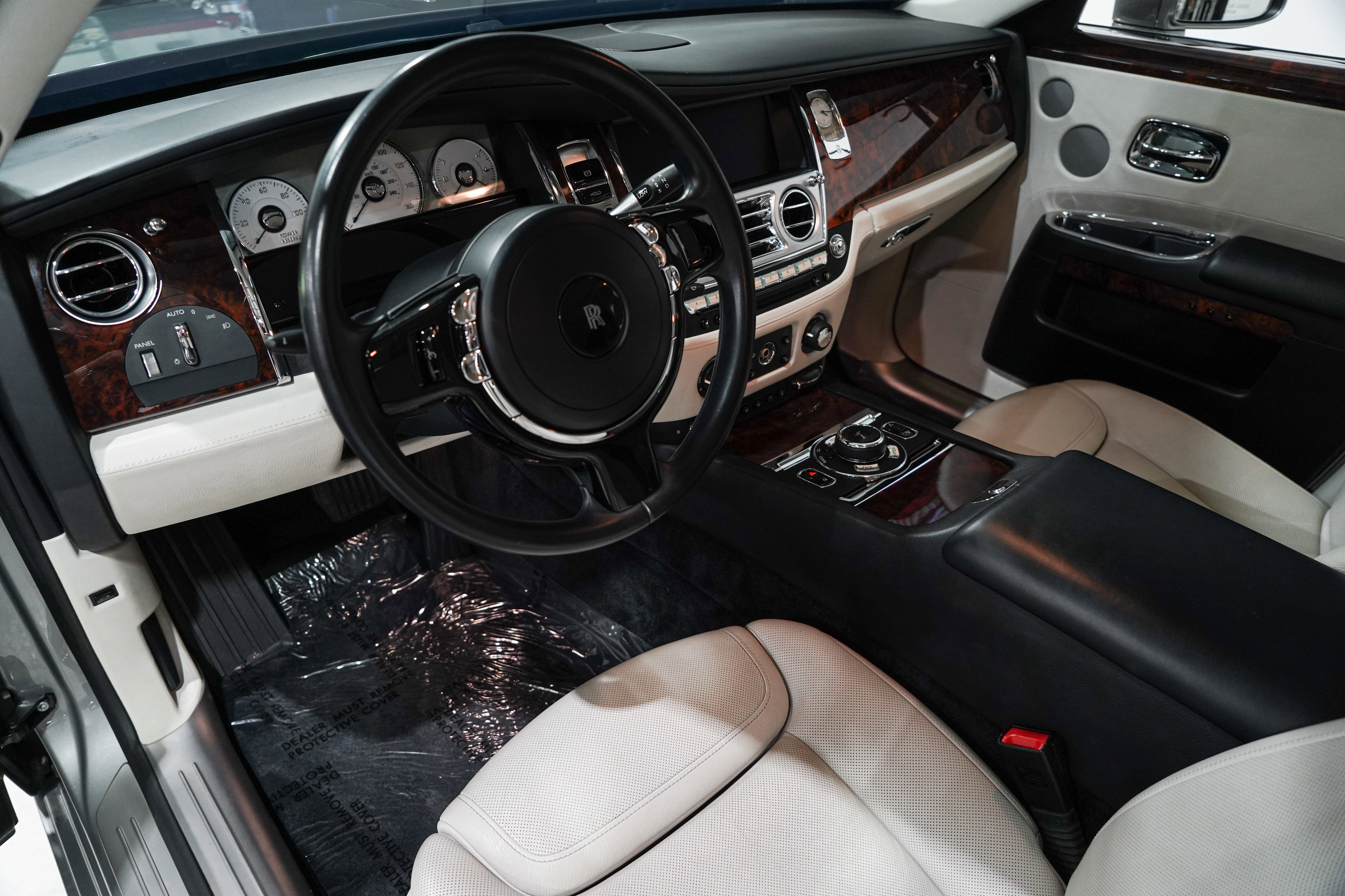 Used 2015 Rolls-Royce Ghost RWD image 2