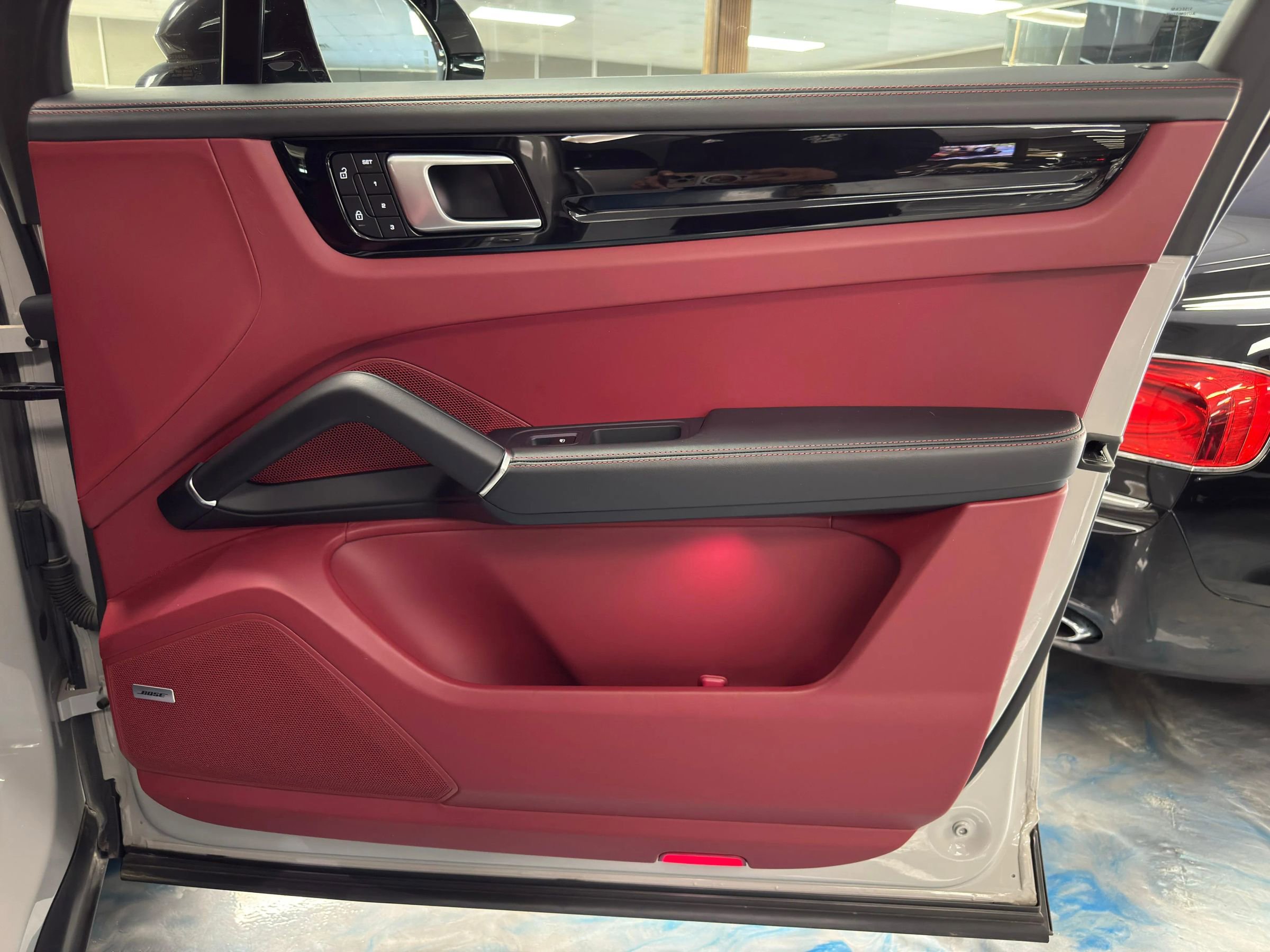 Used 2022 Porsche Cayenne Platinum Edition w/ Premium Package Plus AWD/4WD image 18