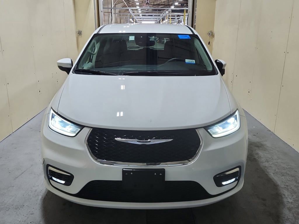 Used 2023 Chrysler Pacifica Touring-L FWD image 6