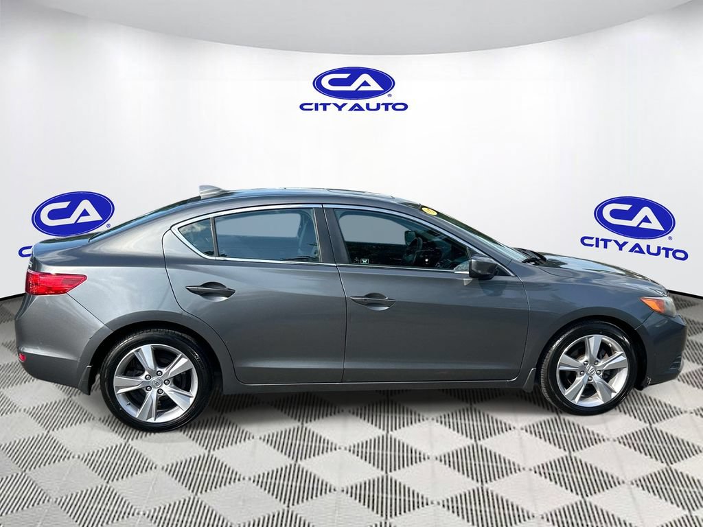 Used 2013 Acura ILX w/ Technology Package FWD image 2