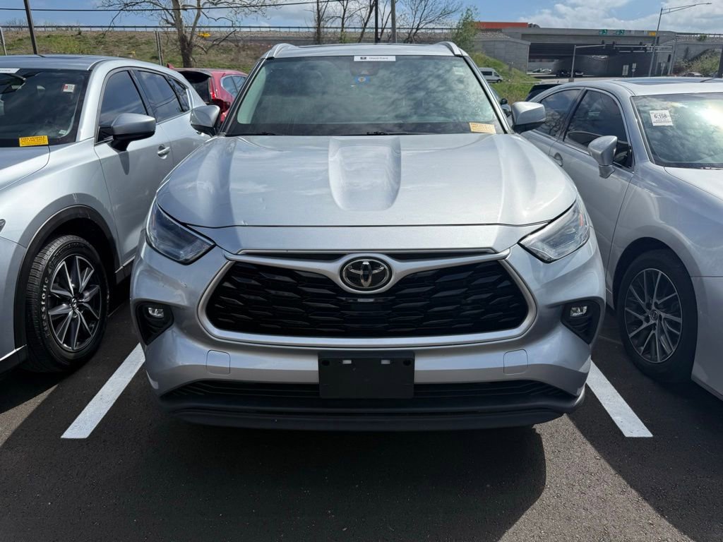 Used 2022 Toyota Highlander XLE FWD image 2