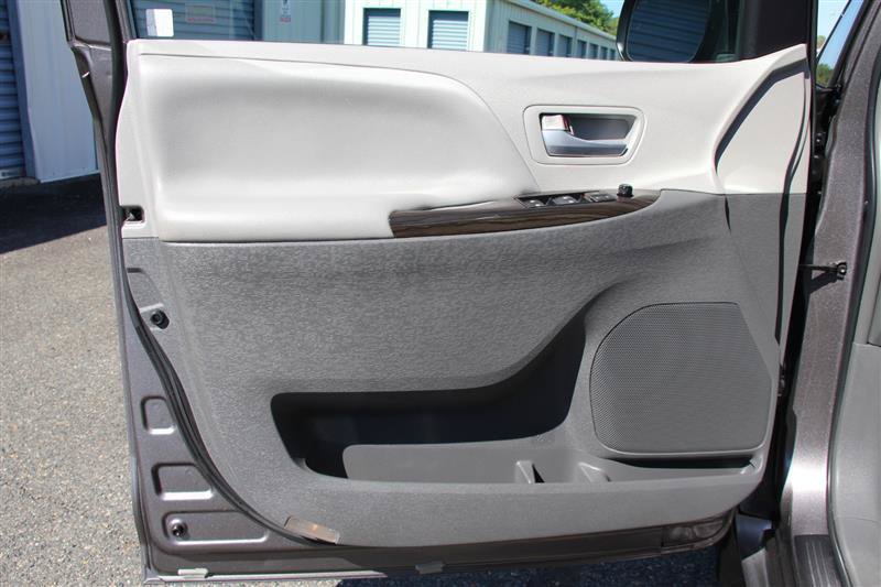 Used 2016 Toyota Sienna XLE w/ XLE Navigation Package FWD image 15
