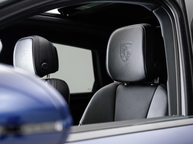 Certified 2025 Porsche Macan AWD/4WD image 10