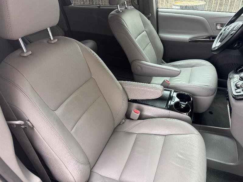 Used 2018 Toyota Sienna XLE Premium FWD image 23