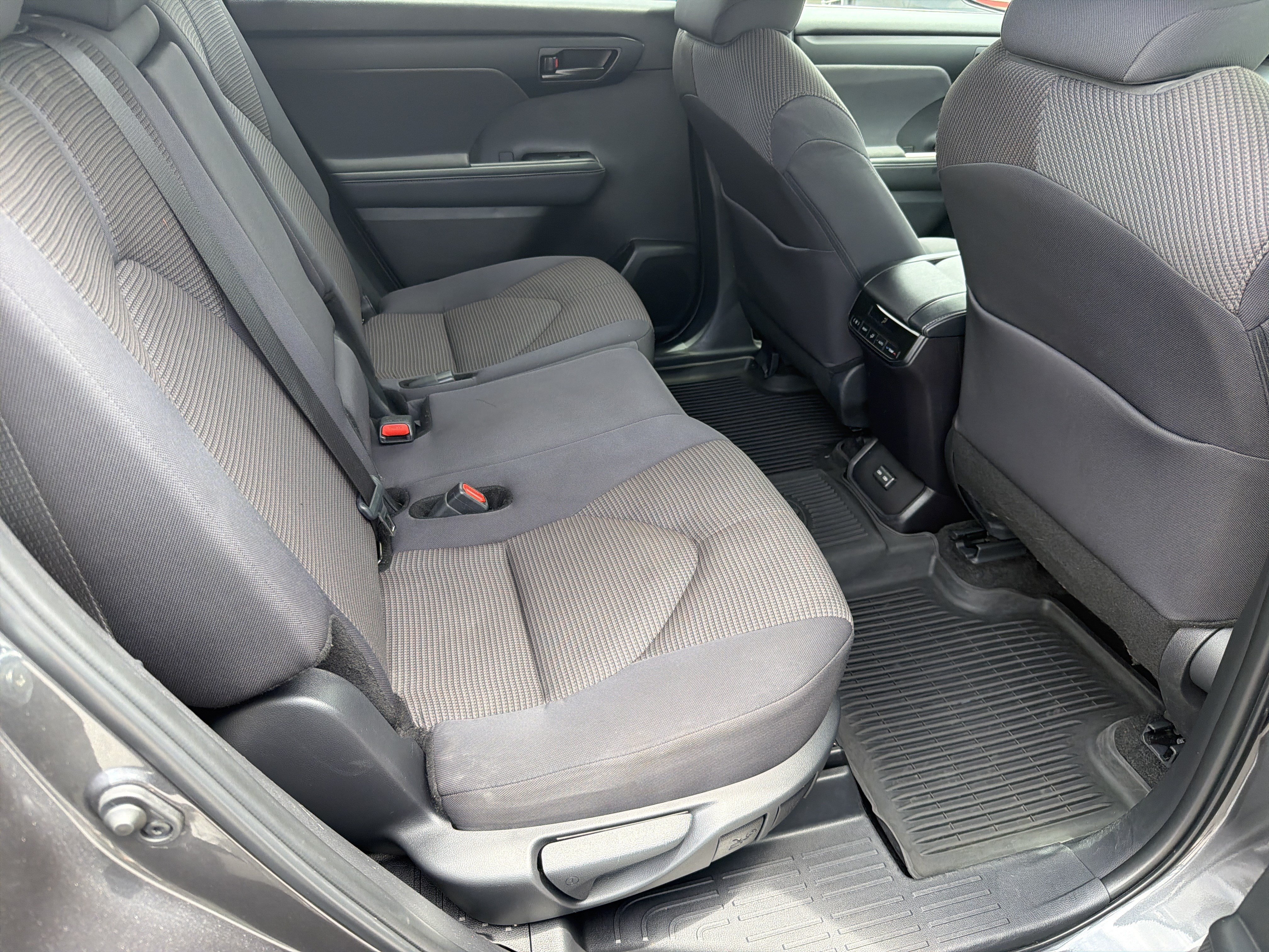 Certified 2025 Toyota Highlander LE FWD image 25