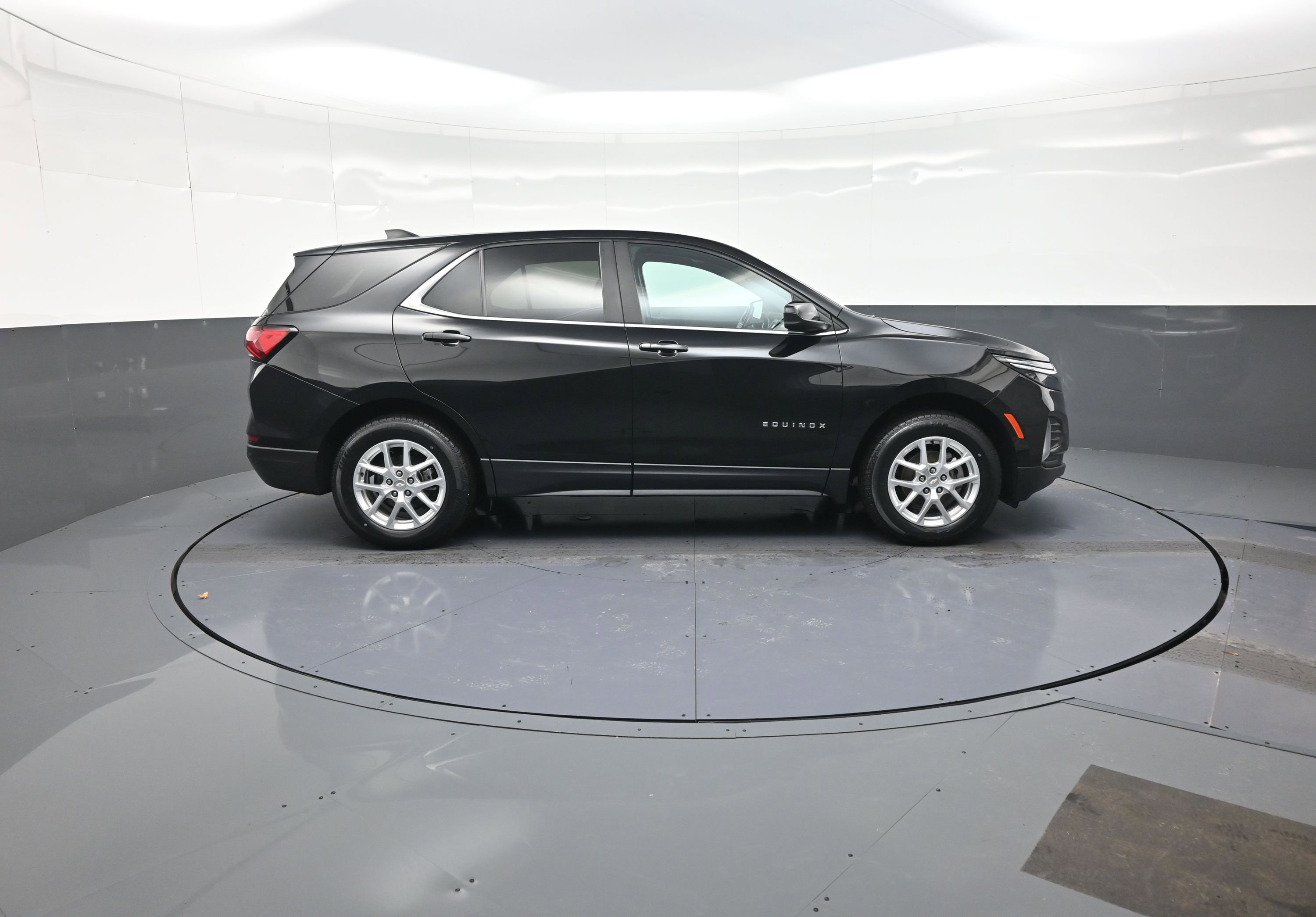 Used 2022 Chevrolet Equinox LT image 2