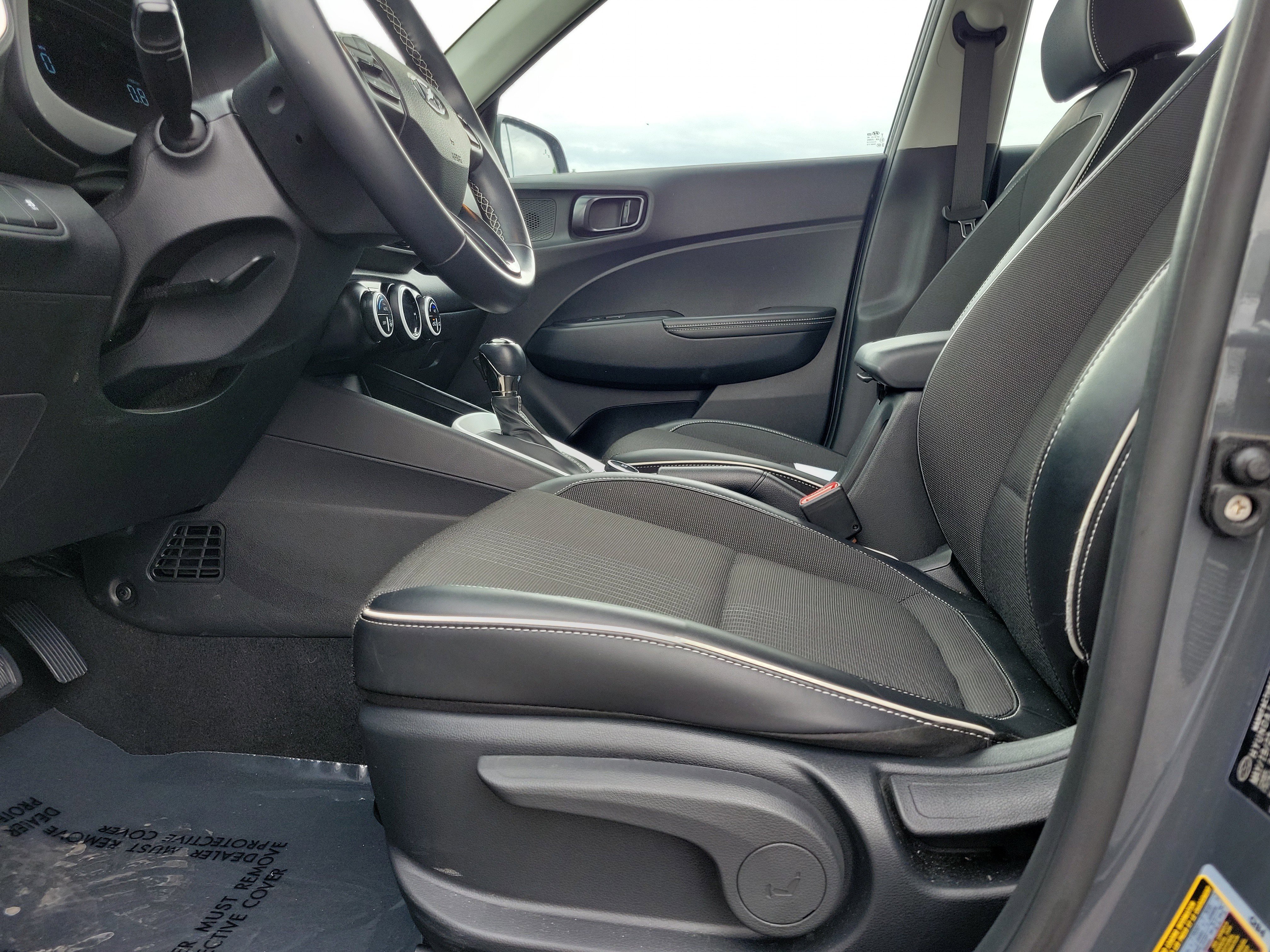 Used 2023 Hyundai Venue Limited FWD image 16