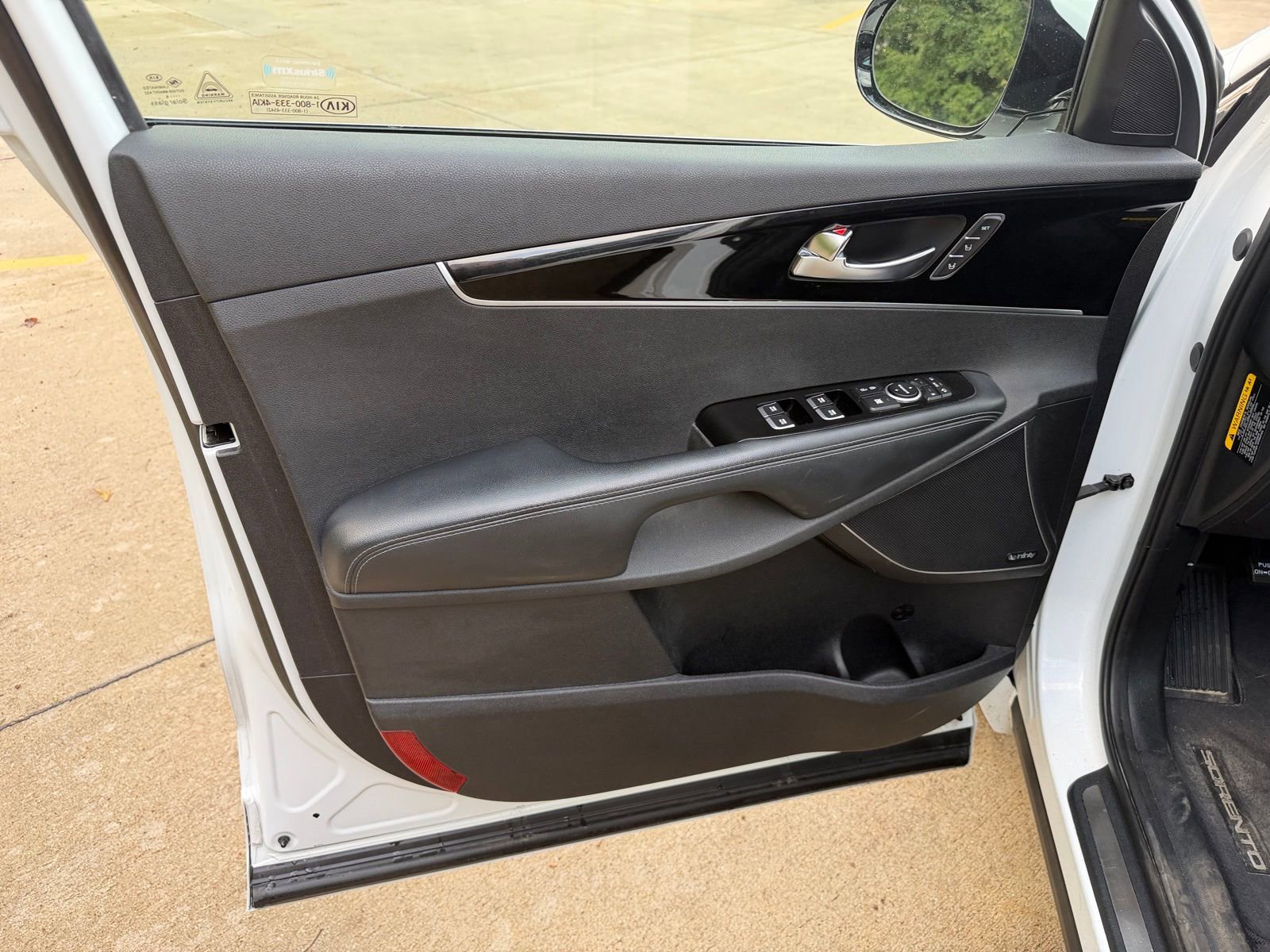 Used 2017 Kia Sorento SX image 8