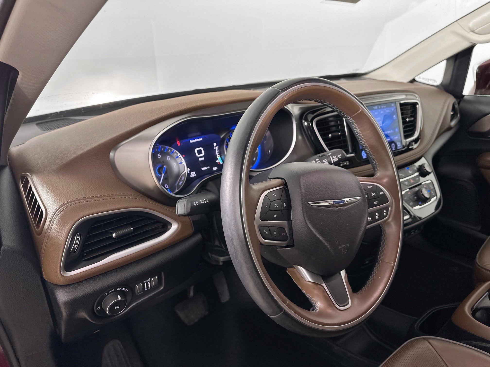 Used 2017 Chrysler Pacifica Limited FWD image 9