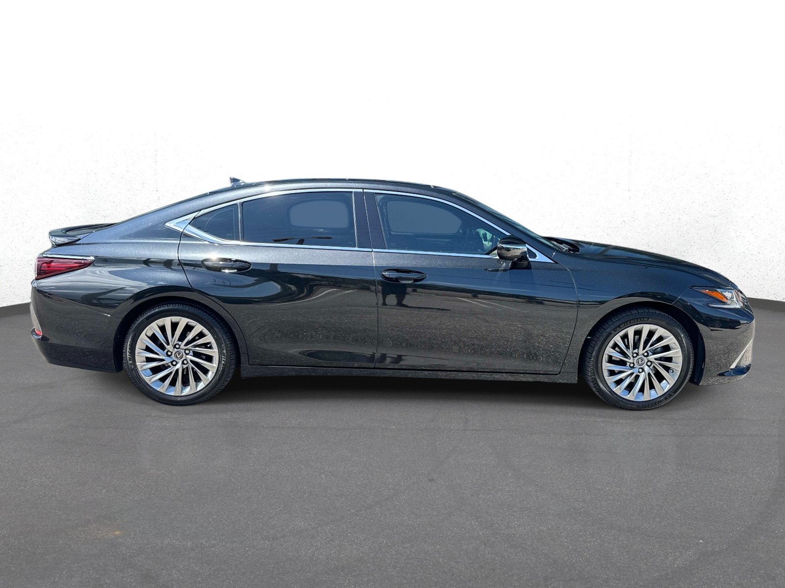 Certified 2022 Lexus ES 350 Ultra Luxury w/ Accessory Package 2 FWD image 2