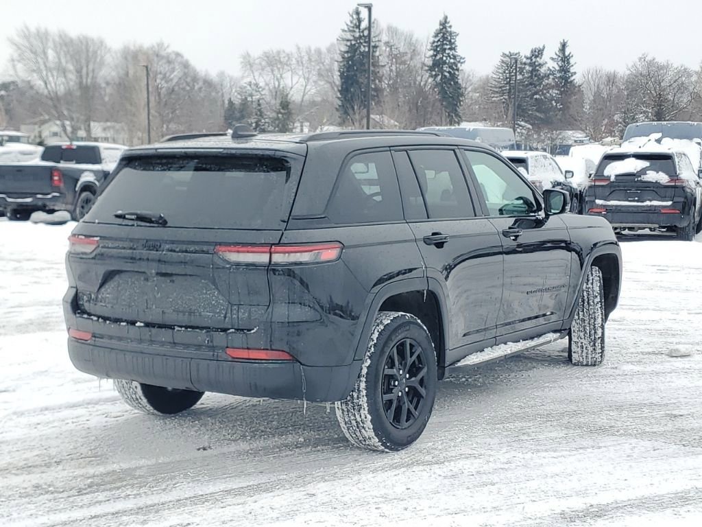 Used 2025 Jeep Grand Cherokee Altitude image 2