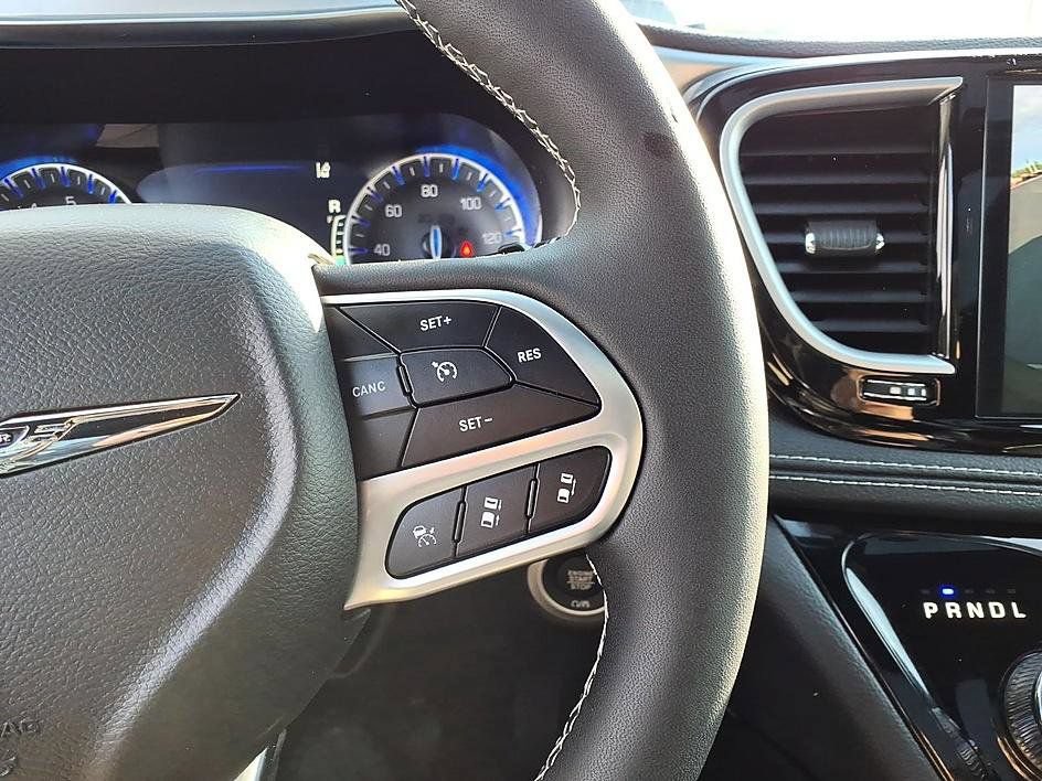 Used 2026 Chrysler Pacifica Limited FWD image 31