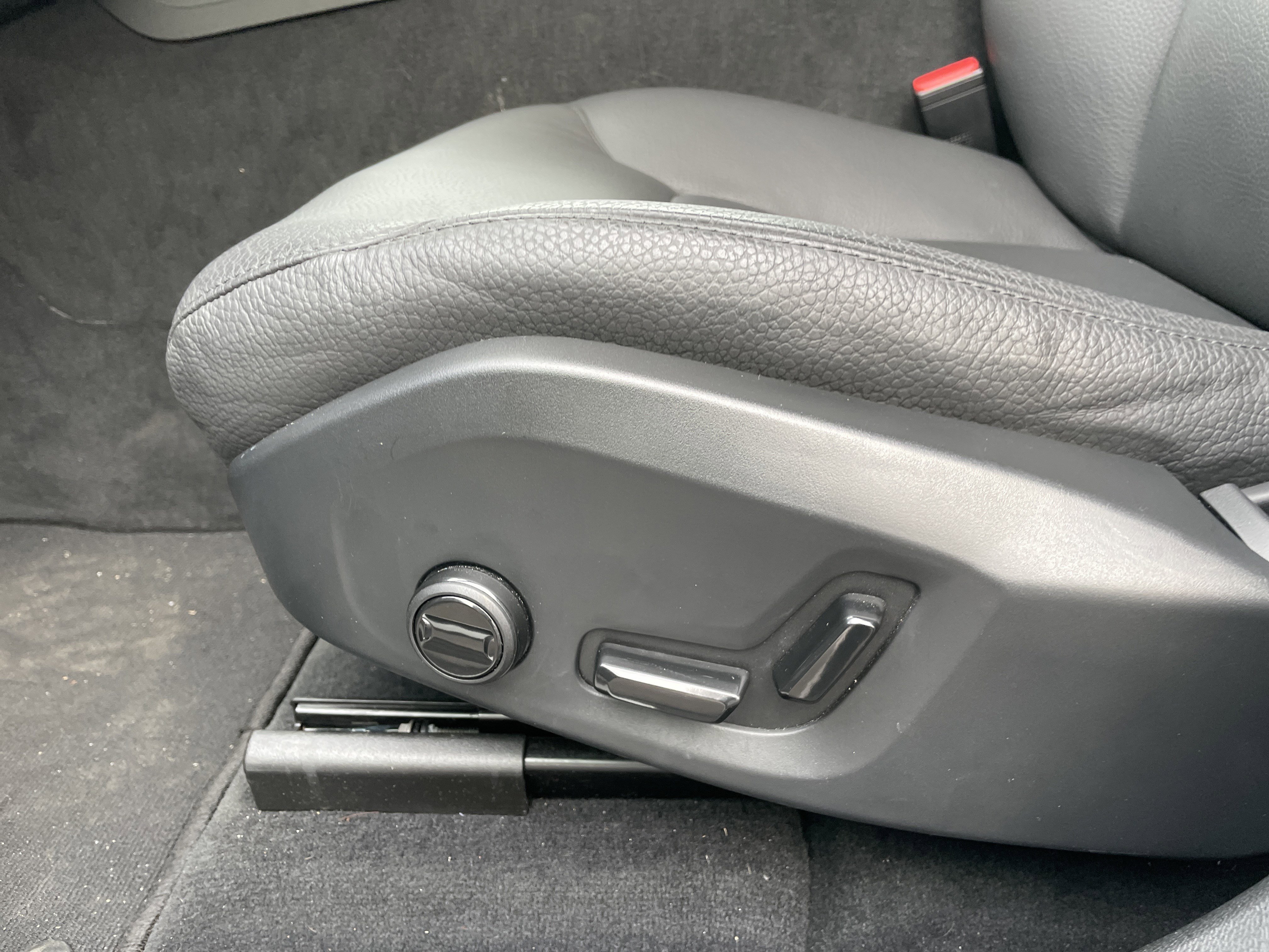 Used 2025 Volvo XC60 B5 Plus image 41