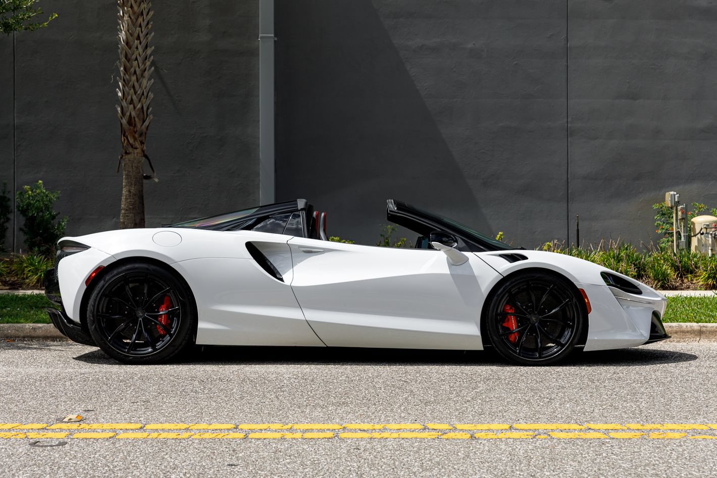 Used 2025 McLaren Artura Spider RWD image 5