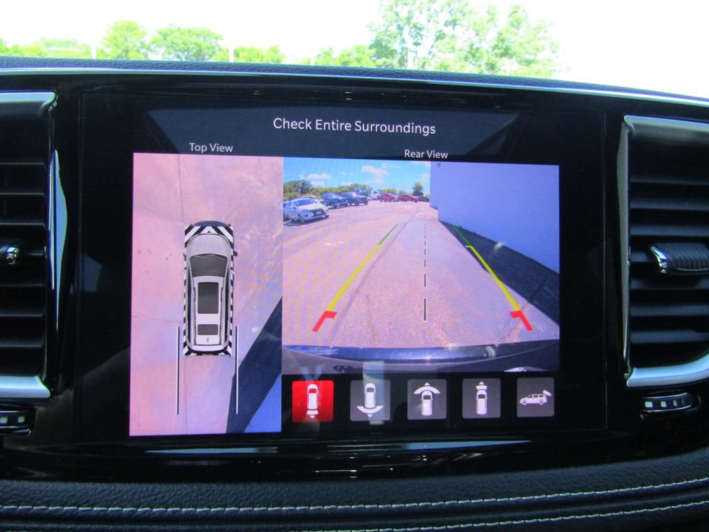 Used 2022 Chrysler Pacifica Limited w/ Uconnect Theater Family Group FWD image 17