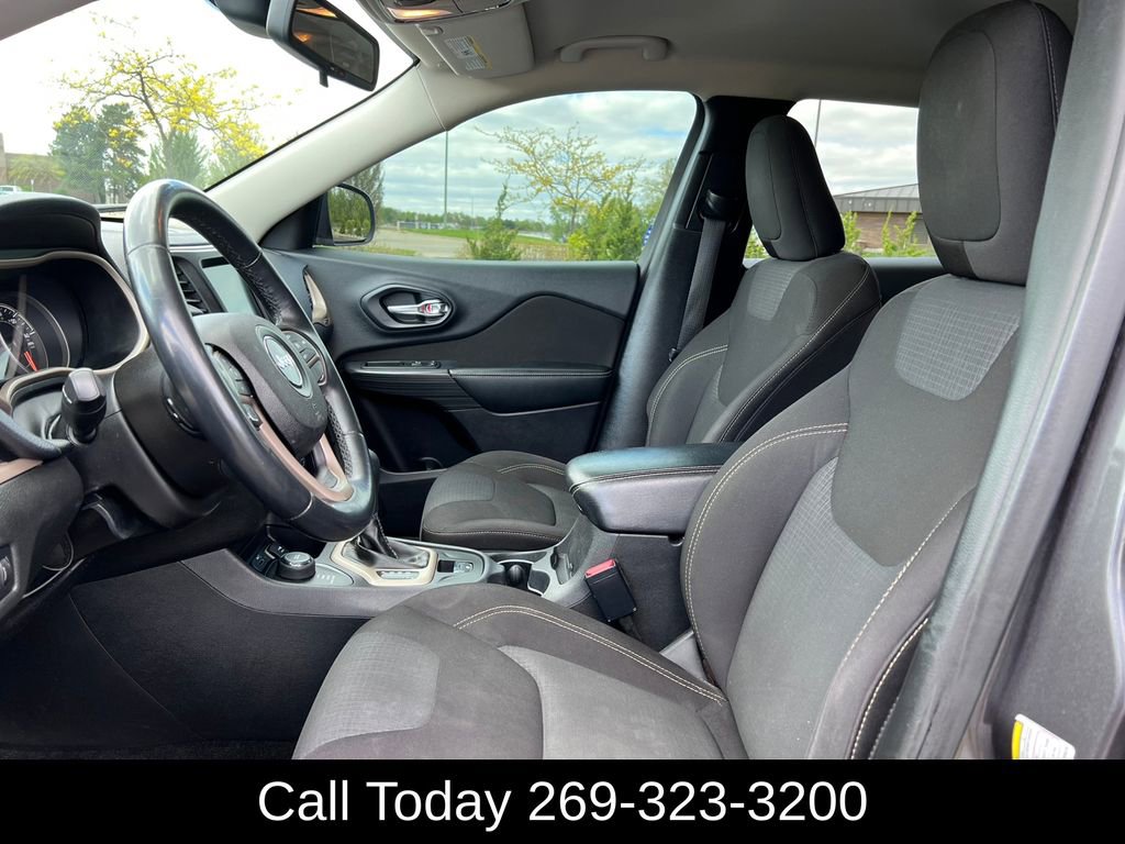 Used 2016 Jeep Cherokee Latitude AWD/4WD image 3
