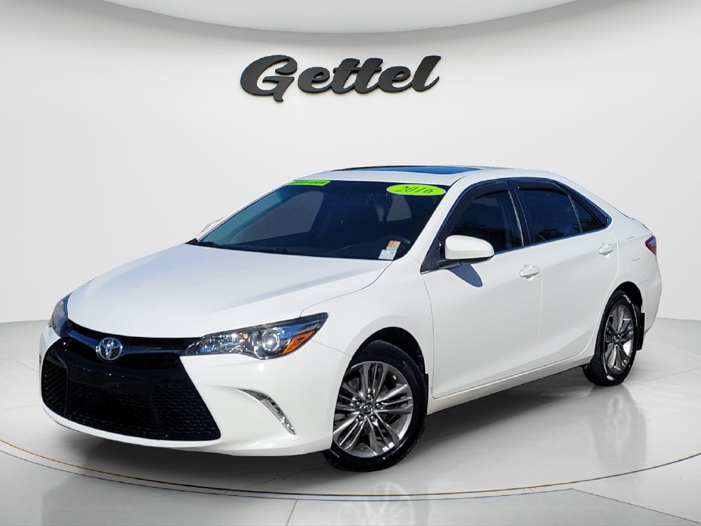 Used 2016 Toyota Camry SE w/ Moonroof Package