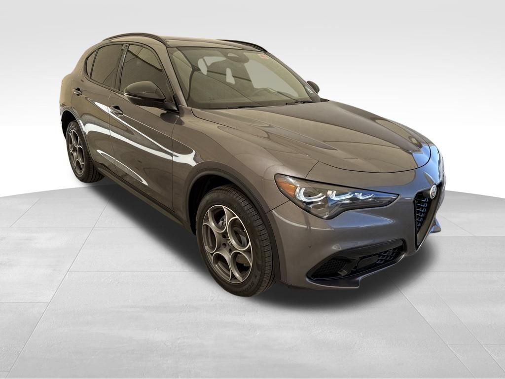 New 2025 Alfa Romeo Stelvio Sprint w/ Convenience Package AWD/4WD image 5