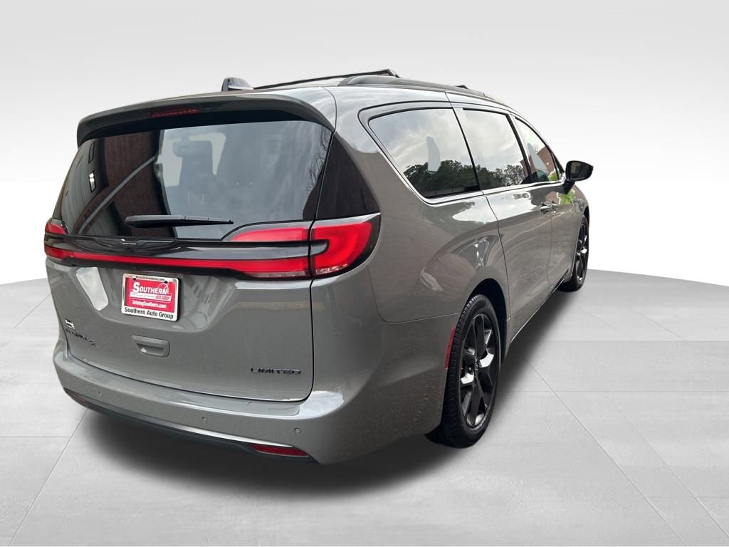Used 2025 Chrysler Pacifica Limited image 5