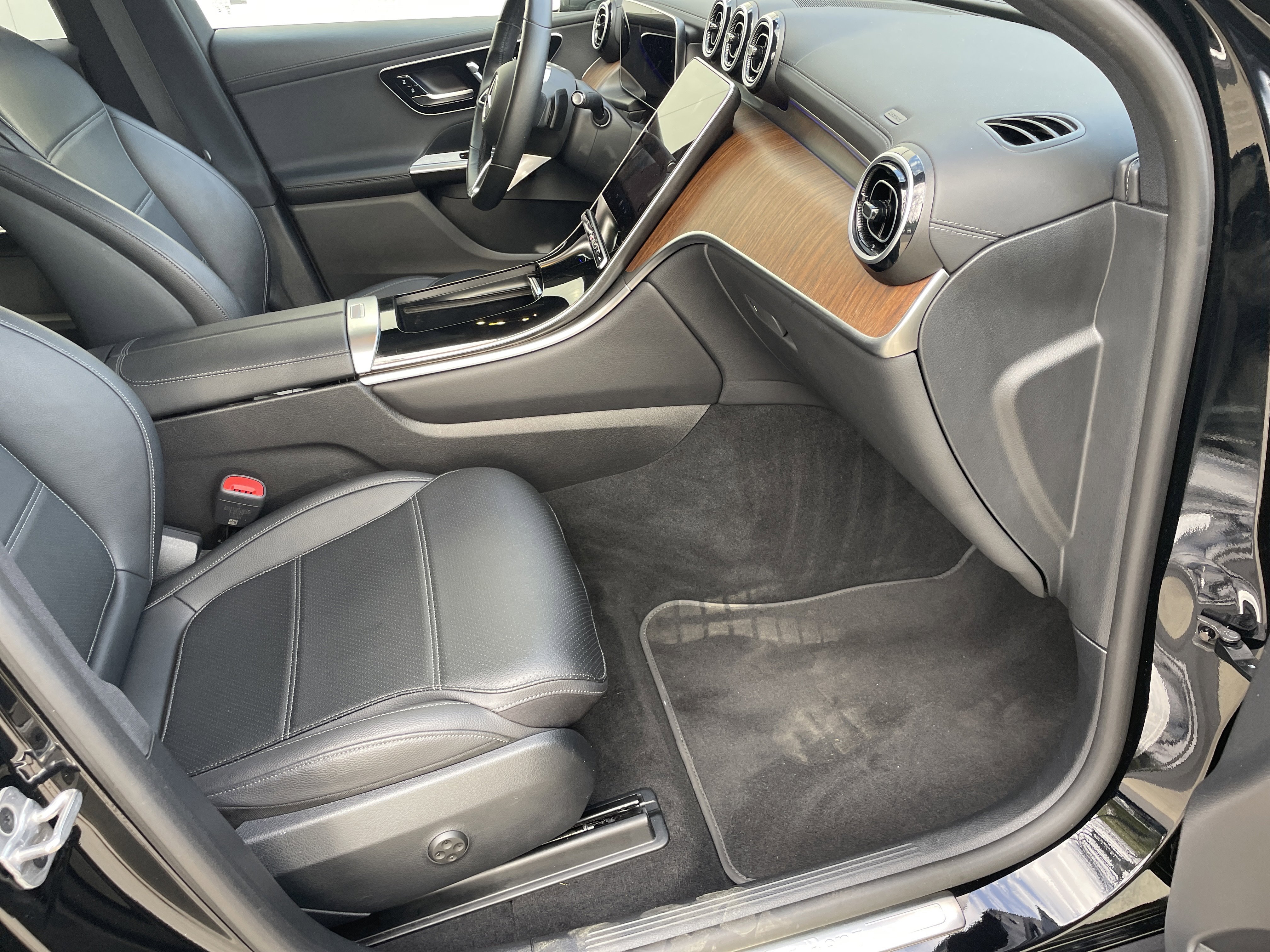 Certified 2025 Mercedes-Benz GLC 300 4MATIC w/ Driver Assistance Package image 49